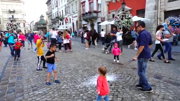 Lviv Ukraine Elokuu 2019 Tuntematon Mies Antaa Saippuakuplia Lapsille Kaupungin — kuvapankkivideo