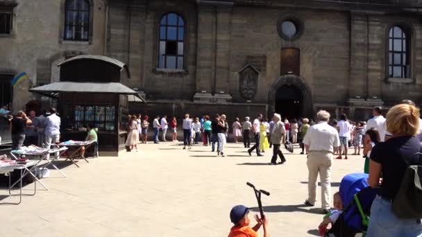 Lviv Ucraina Agosto 2018 Persone Sconosciute Vicino Alla Cattedrale Cattolica — Video Stock