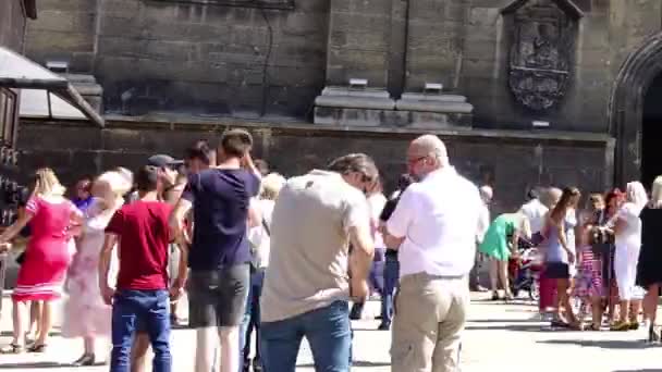 Lviv Ucrania Agosto 2018 Personas Desconocidas Cerca Catedral Católica Sesión — Vídeo de stock