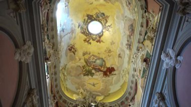 Katolik Katedrali 'nin vurulması. Lviv, Ukrayna.