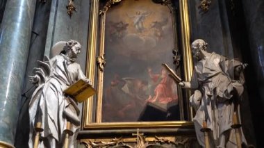 Katolik Katedrali 'nin vurulması. Lviv, Ukrayna.