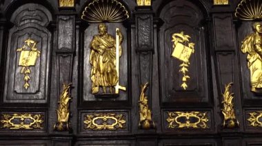 Katedral Chancel 'i. Rahiplerin oturabileceği bir yer. Katolik Katedralinin Çekimi.