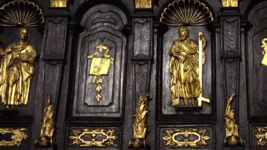 Katedral Chancel 'i. Rahiplerin oturabileceği bir yer. Katolik Katedralinin Çekimi.