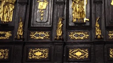 Katedral Chancel 'i. Rahiplerin oturabileceği bir yer. Katolik Katedralinin Çekimi.