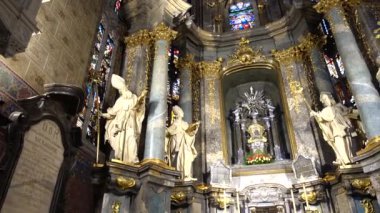 Katolik Katedrali 'nin vurulması. Lviv, Ukrayna.