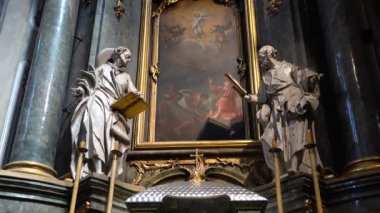 Katolik Katedrali 'nin vurulması. Lviv, Ukrayna.