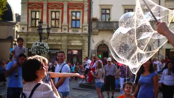 Lviv Ukraine Sierpnia 2019 Nieznany Mężczyzna Zabawia Dzieci Bańkami Mydlanymi — Wideo stockowe