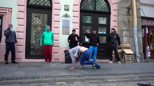Lviv Ukraine August 2019 Okända Killar Dansar Paus Gatan Staden — Stockvideo