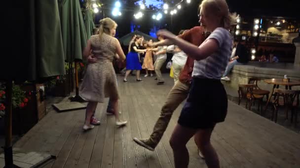 Lviv Ukraine 2019年8月25日 不为人知的人在夏夜跳扭体舞 — 图库视频影像