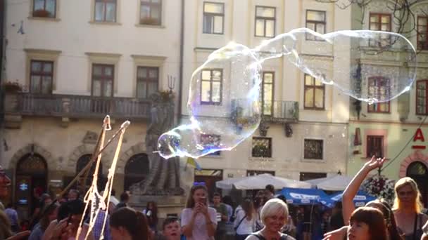 Lviv Ucraina Agosto 2019 Uomo Sconosciuto Intrattiene Bambini Con Bolle — Video Stock