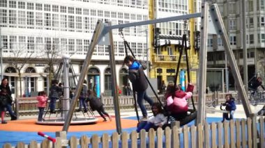 LA CORUNA, İSPAN - 2 Nisan 2018: Şehir parkındaki çocuklar. La Coruna İspanya 'nın kuzeybatısındaki büyük şehir, tatil köyü ve liman. Yavaş çekim.