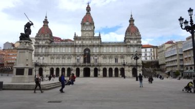 LA CORUNA, İspanya - 1 Nisan 2018 Plaza de Maria Pita 'da bilinmeyen insanlar.