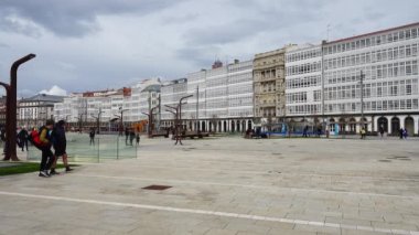 LA CORUNA, İspanya - 1 Nisan 2018: şehrin seddindeki bilinmeyen insanlar. La Coruna İspanya 'nın kuzeybatısındaki büyük şehir, tatil köyü ve liman..