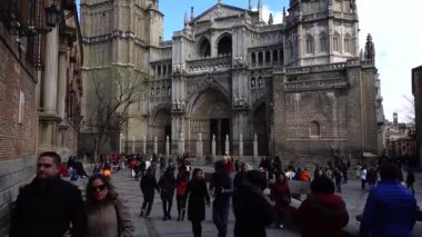 Toledo 'nun Primat Mary Katedrali' nden önce 29 Mart 2018 'de bilinmeyen turistler. Mimari anıt, İspanyol gotik tarzının karakteristik bir örneği..