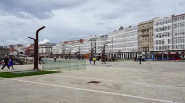 LA CORUNA, İspanya - 1 Nisan 2018: şehrin seddindeki bilinmeyen insanlar. La Coruna İspanya 'nın kuzeybatısındaki büyük şehir, tatil köyü ve liman..