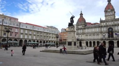 LA CORUNA, İspanya - 1 Nisan 2018 Plaza de Maria Pita 'da bilinmeyen insanlar.