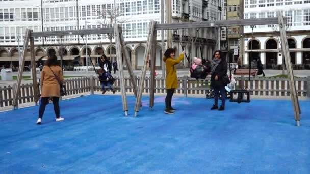 Coruna España Abril 2018 Niños Parque Infantil Terraplén Ciudad Coruña — Vídeos de Stock