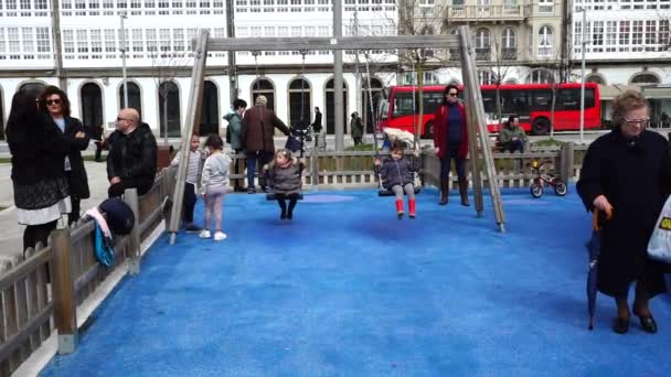 Coruna Spanien April 2018 Kinder Auf Dem Spielplatz Stadtdamm Coruna — Stockvideo