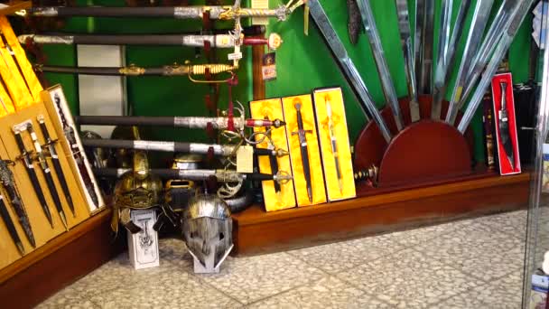 托莱多 Spain 2018年3月30日 射击武器商店橱窗 托莱多市长期以来以生产刀具而闻名 — 图库视频影像