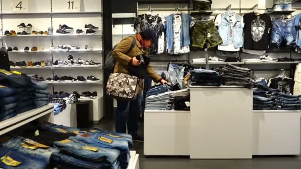 Coruna España Abril 2018 Mujer Desconocida Elige Ropa Tienda Compras — Vídeo de stock