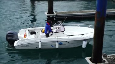 LA CORUNA, İSPA - 2 Nisan 2018: balıkçı teknesi demirleme sahasına. Ağır çekim. La Coruna İspanya 'nın kuzeybatısındaki büyük şehir, tatil köyü ve liman..