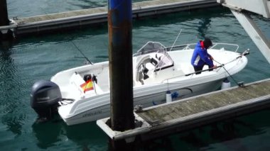 LA CORUNA, İSPA - 2 Nisan 2018: balıkçı teknesi demirleme sahasına. Ağır çekim. La Coruna İspanya 'nın kuzeybatısındaki büyük şehir, tatil köyü ve liman..