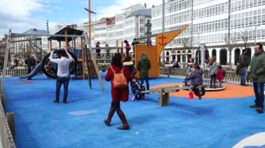 LA CORUNA, İSPAN - 2 Nisan 2018: Şehir parkındaki çocuklar. La Coruna İspanya 'nın kuzeybatısındaki büyük şehir, tatil köyü ve liman. Yavaş çekim.