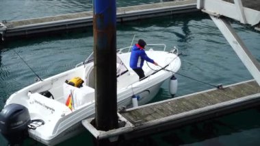 LA CORUNA, İSPA - 2 Nisan 2018: balıkçı teknesi demirleme sahasına. Ağır çekim. La Coruna İspanya 'nın kuzeybatısındaki büyük şehir, tatil köyü ve liman..