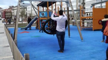 LA CORUNA, İSPAN - 2 Nisan 2018: Şehir parkındaki çocuklar. La Coruna İspanya 'nın kuzeybatısındaki büyük şehir, tatil köyü ve liman. Yavaş çekim.