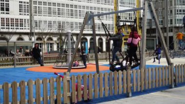 LA CORUNA, İSPAN - 2 Nisan 2018: Şehir parkındaki çocuklar. La Coruna İspanya 'nın kuzeybatısındaki büyük şehir, tatil köyü ve liman. Yavaş çekim.