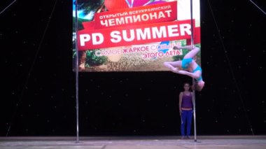 BERDYANSK, UKRAINE - Haziran 09, 2018: Ukrayna Şampiyonası katılımcılarının kutup dansı performansı 