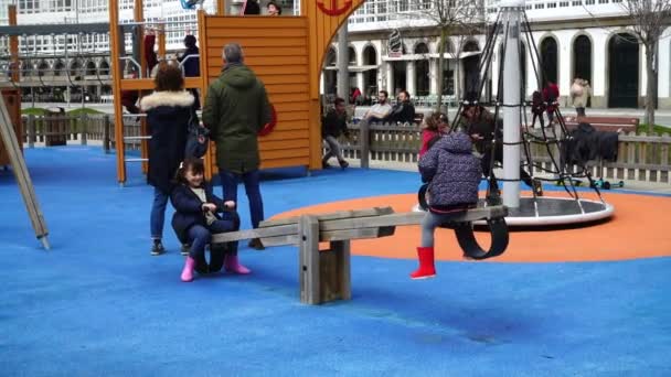 Coruna España Abril 2018 Niños Parque Infantil Terraplén Ciudad Coruña — Vídeos de Stock