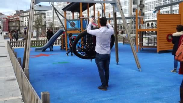 Coruna Espagne Avril 2018 Enfants Aire Jeux Sur Remblai Ville — Video