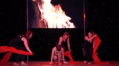 BERDYANSK, UKRAINE - Haziran 09, 2018: Ukrayna Şampiyonası katılımcılarının kutup dansı performansı 