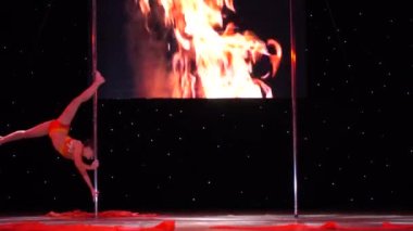 BERDYANSK, UKRAINE - Haziran 09, 2018: Ukrayna Şampiyonası katılımcılarının kutup dansı performansı 