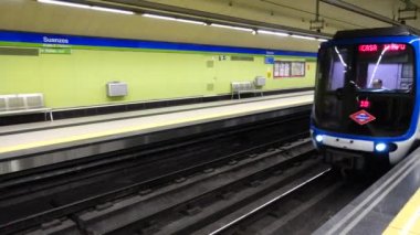MADRİD, İSPAN - 25 Mart 2018 Metro istasyonları. Madrid metrosu Avrupa 'nın en büyüklerinden biri..