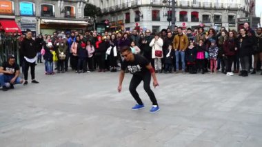 MADRID, İSPAN - 25 Mart 2018 Puerta del Sol Meydanı 'nda dansçılar. Bilinmeyen dansçılar insanları eğlendirir. Yavaş çekim.