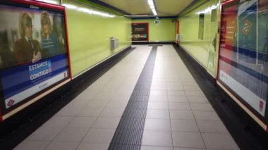 MADRİD, İSPAN - 25 Mart 2018 Metro istasyonları. Madrid metrosu Avrupa 'nın en büyüklerinden biri..
