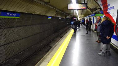 MADRİD, İSPAN - 25 Mart 2018 Metro istasyonları. Madrid metrosu Avrupa 'nın en büyüklerinden biri..