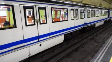 MADRİD, İSPAN - 27 Mart 2018: metroda yolcular. Madrid 'deki metro, dünyada 8. ve Avrupa' da ise 3. sırada yer alıyor..