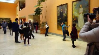 MADRID, İspanya - 4 Nisan 2018: Thyssen-Bornemisza Müzesi 'nde bilinmeyen ziyaretçiler.