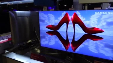 MADRID, İspanya - 27 Mart 2018: Alışveriş merkezinin süpermarketinde LCD TV 'ler.