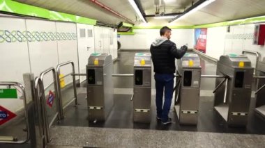 MADRİD, İSPAN - 25 Mart 2018 Metro istasyonları. Madrid metrosu Avrupa 'nın en büyüklerinden biri..