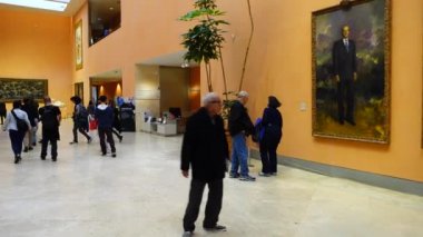 MADRID, İspanya - 4 Nisan 2018: Thyssen-Bornemisza Müzesi 'nde bilinmeyen ziyaretçiler.