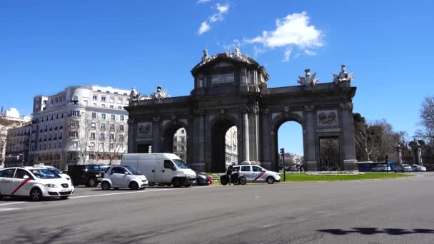 Madrid España Abril 2018 Puerta Alcalá Puerta Alcalá Monumento Neoclásico — Vídeos de Stock