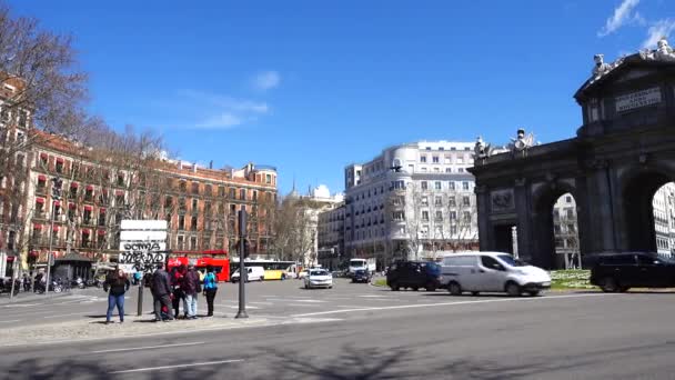 Madrid Spain April 2018 Puerta Alcala Alcala Gate Neo Classical — Stok video