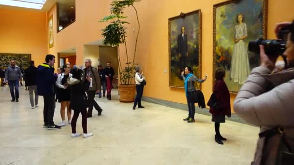 Madrid Spanien April 2018 Ukendte Besøgende Museet Thyssen Bornemisza Hall – Stock-video