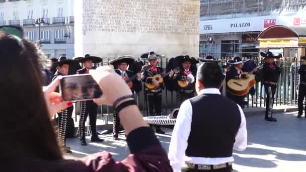 Madrid Spagna Marzo 2018 Musicisti Sconosciuti Suonano Pubblico Piazza Puerta — Video Stock