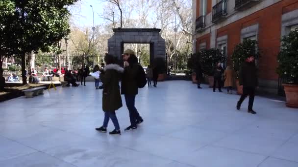 Мадрид Испания Марта 2018 Года Неизвестные Возле Музея Тиссен Борнемиса — стоковое видео
