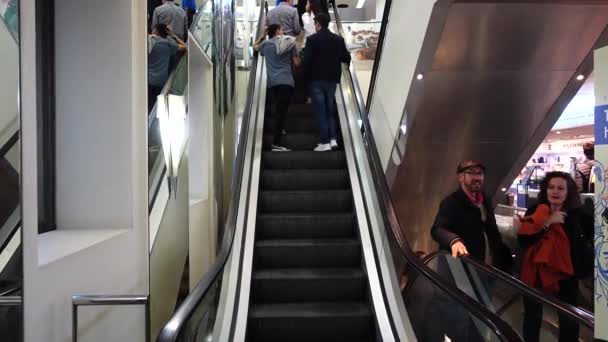 Madrid Spanien März 2018 Unbekannte Auf Der Rolltreppe Einkaufszentrum — Stockvideo
